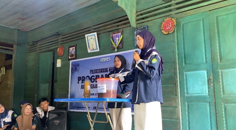 KWT Desa Meskom Dilatih Mahasiswa KKN Unri Membuat Pestisida Nabati dari Daun Pepaya