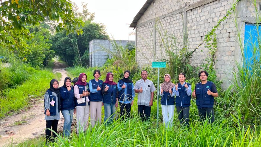 Mahasiswa Kukerta UNRI Pasang 9 Plang Nama Jalan di Bukit Kayu Kapur