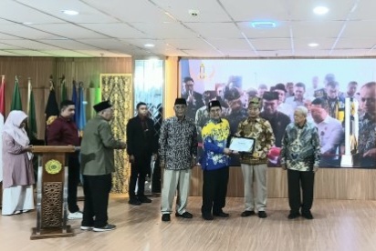 muhadjir-effendy-dan-saleh-djasit-raih-achievement-award-pada-puncak-milad-ke-18-umri