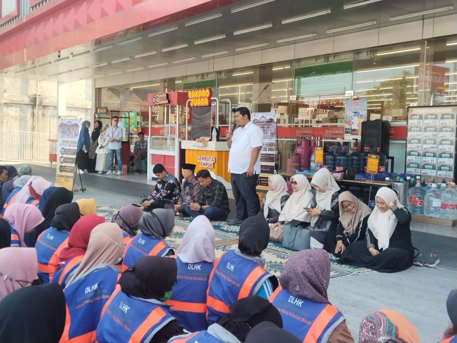 prodi-fisika-umri-berbagi-kebahagian-dengan-dhuafa-ajak-belanja-kebutuhan-lebaran-di-swalayan-budim