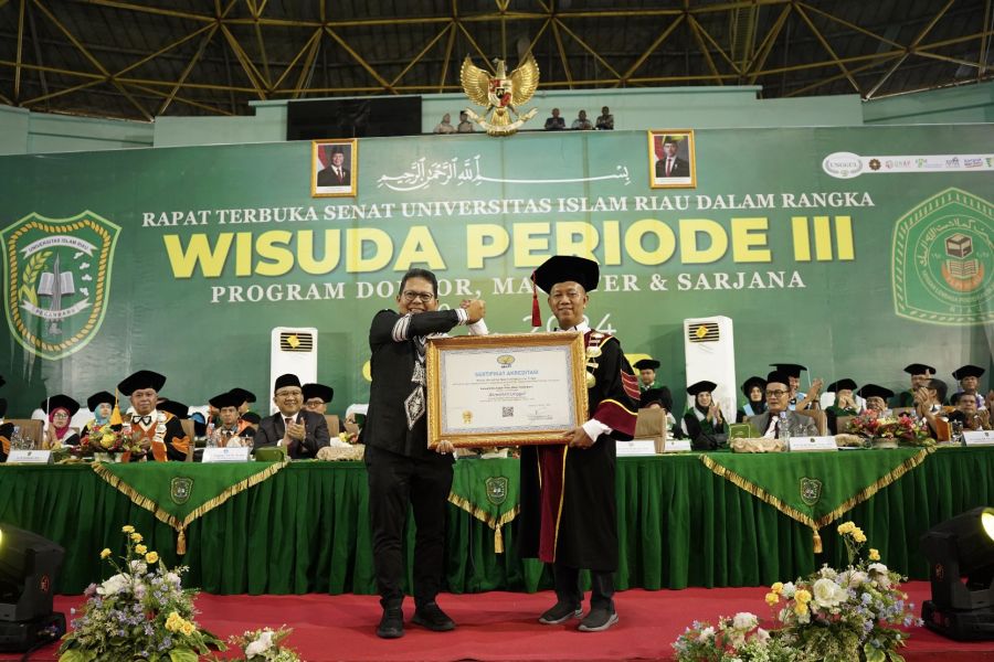 Rektor UIR Resmi terima Sertifikat Akreditasi UNGGUL dari Direktur Dewan Eksekutif BAN PT