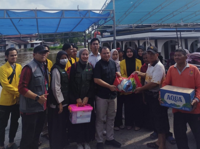 Secara Langsung, Rektor Unilak Serahkan Bantuan untuk Korban Banjir di Rumbai Pekanbaru