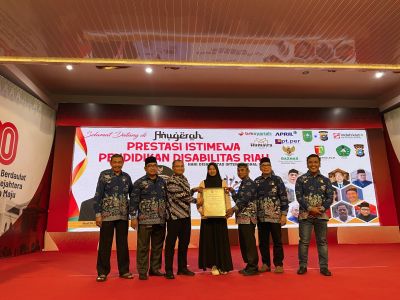 muthia-terima-anugerah-prestasi-istimewa-dari-dewan-pendidikan-riau