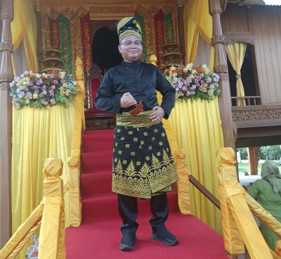rektor-prof-junaidi-terima-anugerah-gelar-kehormatan-adat-dari-kerajaan-rokan