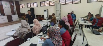 tingkatkan-kualitas-pembelajaran-siswa-doktor-yogi-yunefri-latih-guru-smk-5-pekanbaru